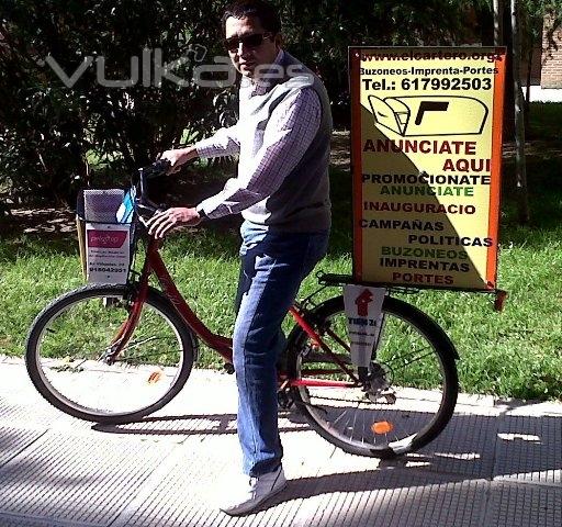 Publi-bici con varios carteles en metacrilato y rotulados con vinilo impreso y vinilo de corte