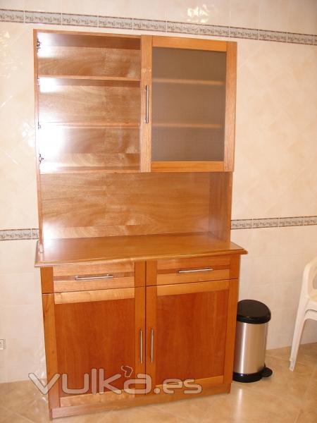 Mueble armario con estantes y puertas