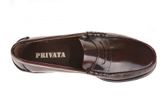 Castellano burdeos de la marca PRIVATA