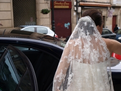 Novia entrando en el coche