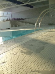 Pavimento antideslizante de tarket para piscinas