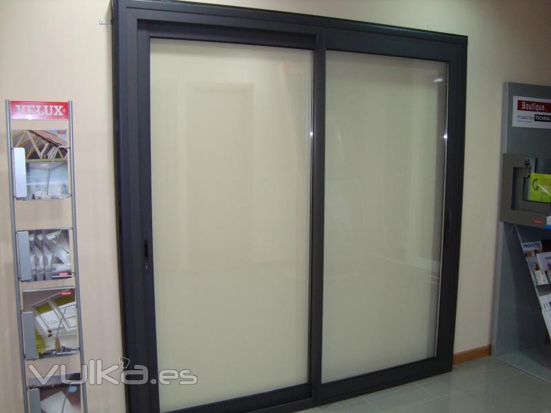 Ventana Technal FXI corredera de dos hojas en color exclusivo marrn granulado.