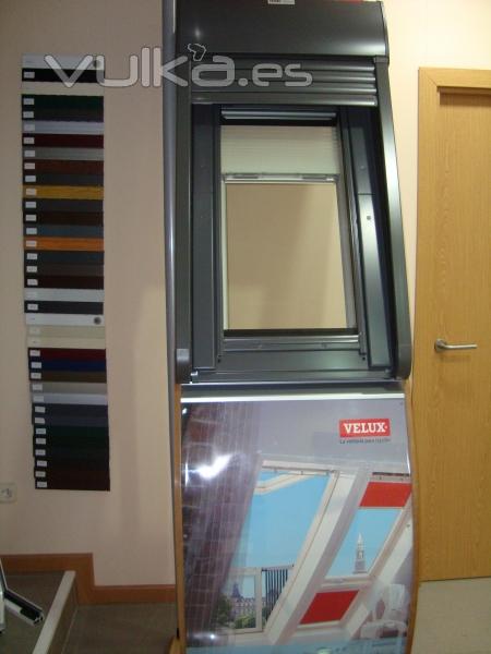 Ventana para tejado Velux GGL 3059 con persiana incorporada y cortina duo plisada (luz y oscuridad)