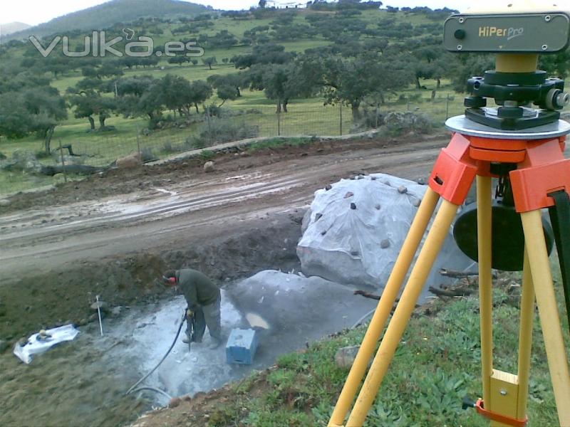 Replanteos GPS en obra de carretera. Demolicion piedra en traza.