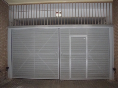 Puerta batiente de garaje de 2 hojas con puerta accesoria