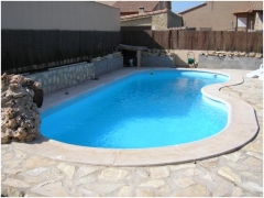 Piscina de poliester con cascada artificial