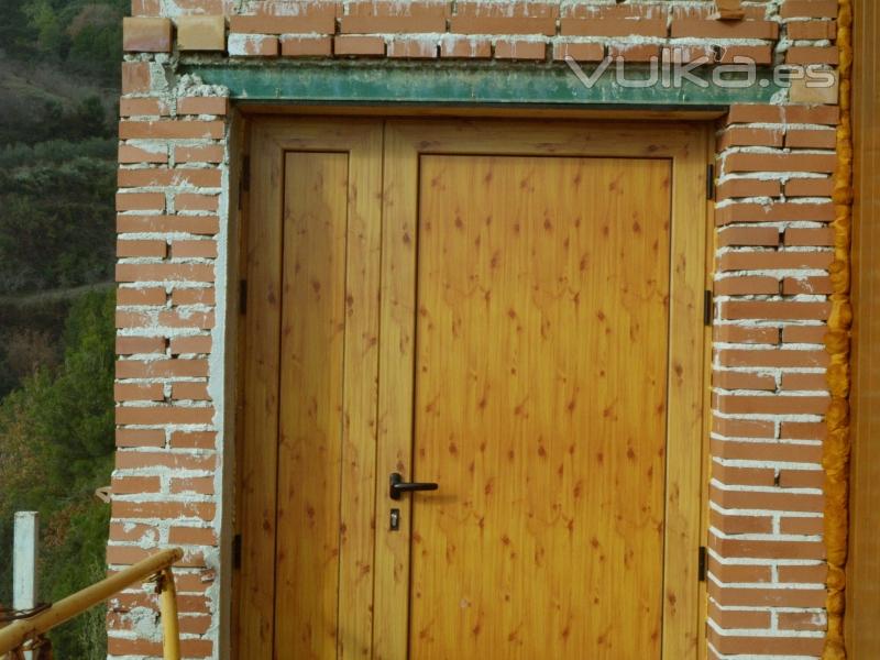 Puerta con pulsera, de aluminio imitación madera