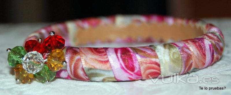 pulsera rgida en tela estampada y bolas facetadas