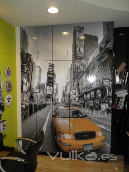 Una bonita calle de Nueva York en Zaragoza. Mural realizado con vinilo impreso y laminado satinado.