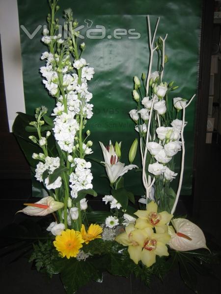 Centro de mesa decorada con flores de Allium Floristas