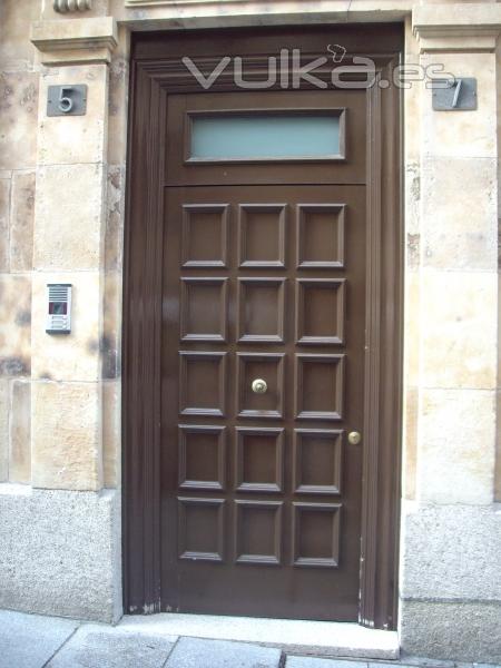 puerta con plafones en nogal