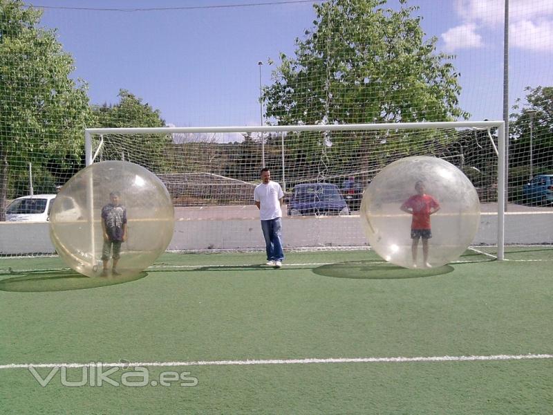 Futbol en esferas gigantes