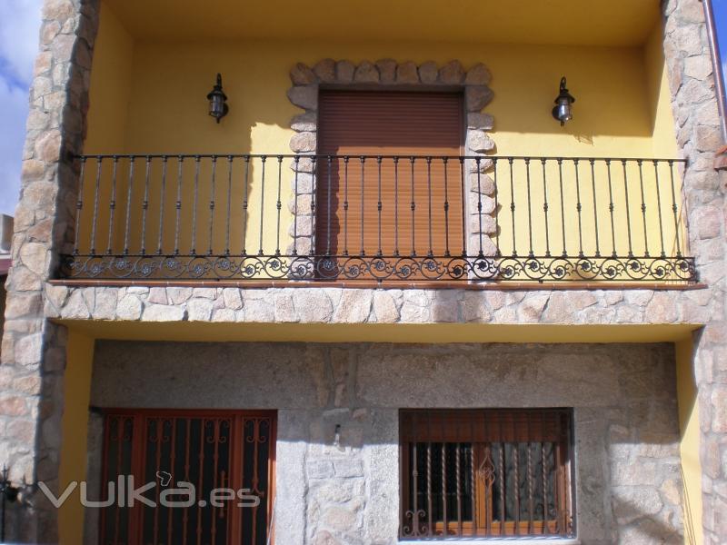 Balcon con adornos de hierro forjado e hierro fundido.Fabricacin propia.