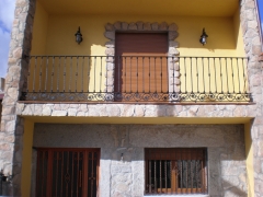 Balcon con adornos de hierro forjado e hierro fundidofabricacion propia
