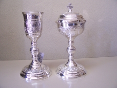 Conjunto de caliz y copon cincelados a mano, con dobles interiores lisos y chapados en oro