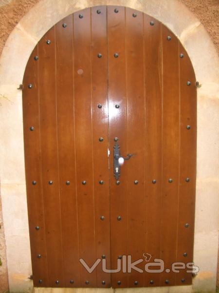 Puerta de madera de 2 hojas de medio punto