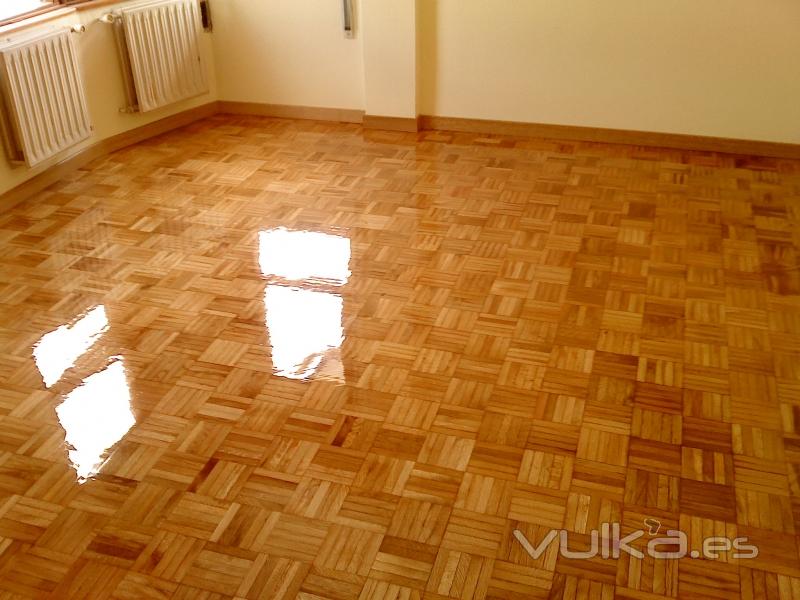 Parquet restaurado con barniz de poliuretano