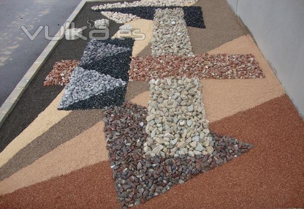 Mosaico con mezcla de Triturado de mármol de colres y canto rodado en varios colores y tamaños