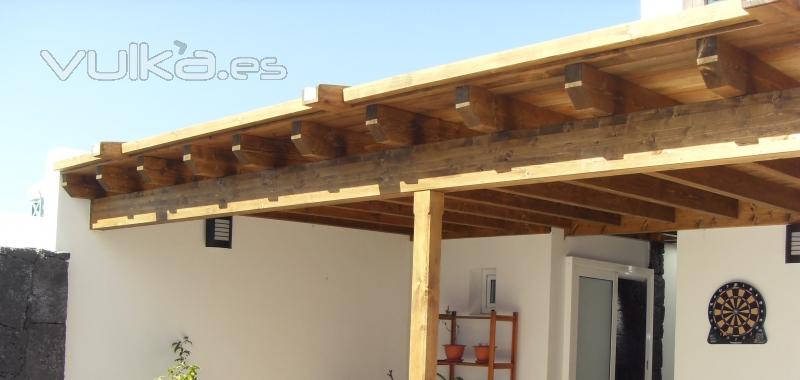 PERGOLA DE MADERA TINTADA E IMPERMEABILIZADA