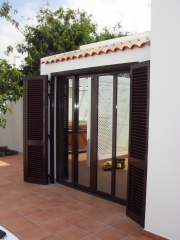Cerramiento con puerta corredera y contrapuerta de aluminio
