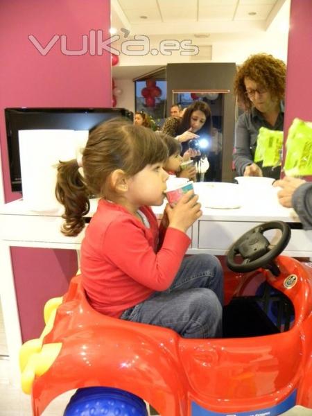 En su coche preferido · Pelupeques peluquería infantil · Torrejón de Ardoz (Madrid)