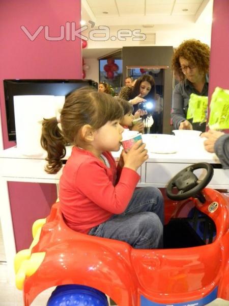 En su coche preferido  Pelupeques peluquera infantil  Torrejn de Ardoz (Madrid)