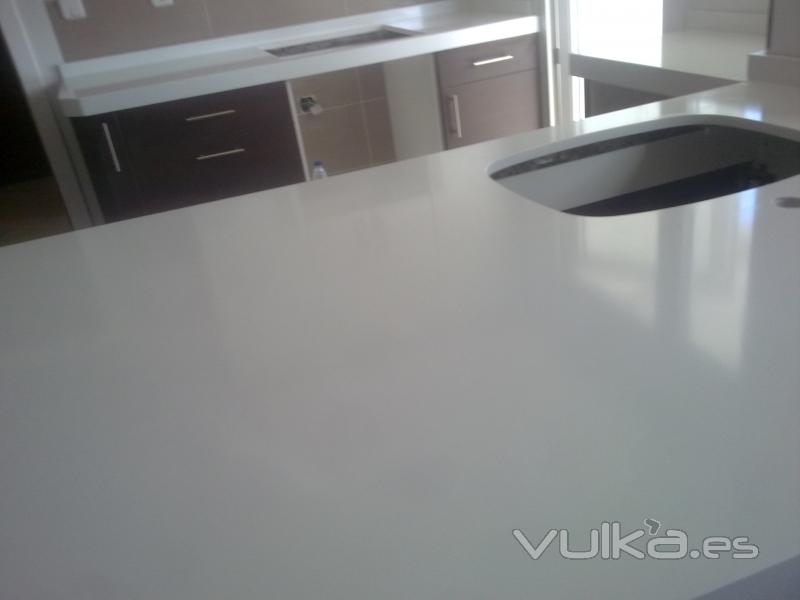 ENCIMERA DE CAESARSTONE PURE WHITE CON SENO VISTO