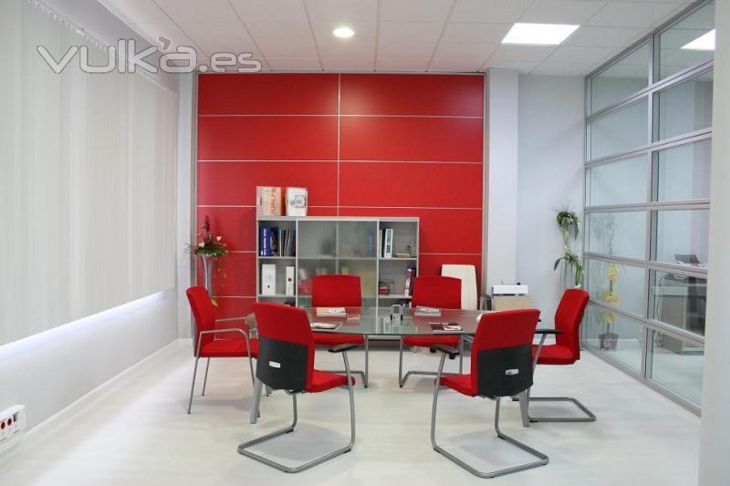 Sala de juntas con forro apaisado en rojo, mampara apaisada doble vidrio y cortina vertical lama pvc blanco 70 mm 