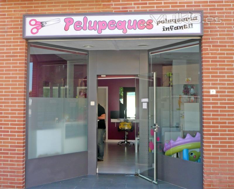Entrada a Pelupeques peluquería infantil (zona peatonal - Torrejón de Ardoz - Madrid)