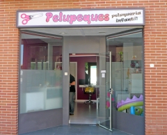 Entrada a Pelupeques peluquería infantil (zona peatonal - Torrejón de Ardoz - Madrid)