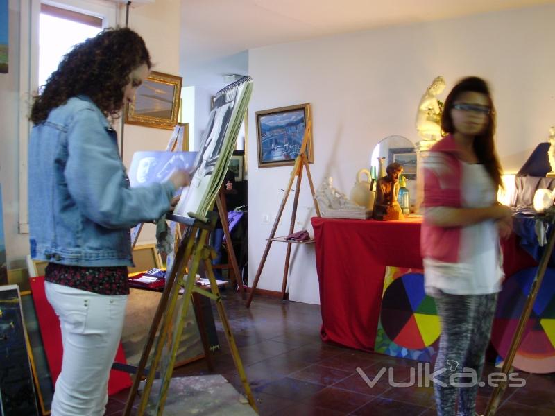 Noelia concentrada y Clara sorprendida, en clase para Diseo.