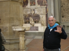 Carlos roces ante la tumba de miguel angel
