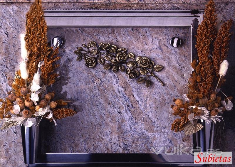 Granito Multicolor con ramo de de rosas en bronce y marco y bucaros de acero