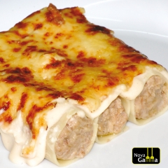 Canelones de rustido con bechamenl y queso. platos precocinados de alta gama