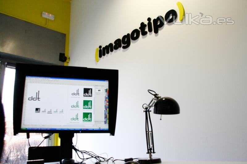 Foto de interior del estudio de diseño imagotipo.