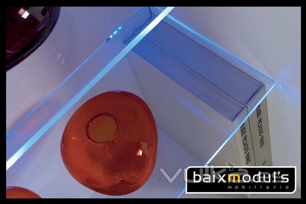 Comedor moderno con detalle de estantera iluminada con leds