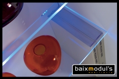 Comedor moderno con detalle de estanteria iluminada con leds