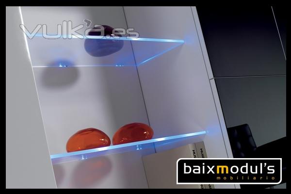 Comedor moderno con estanterías iluminadas con leds