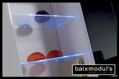 Comedor moderno con estanterias iluminadas con leds