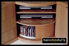 Comedor moderno con bajo tv en color roble