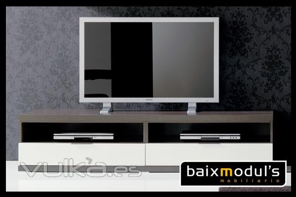 Comedor moderno con bajo TV en color roble y blanco