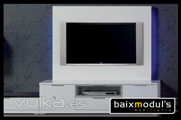 Comedor moderno con trasera TV iluminada con leds