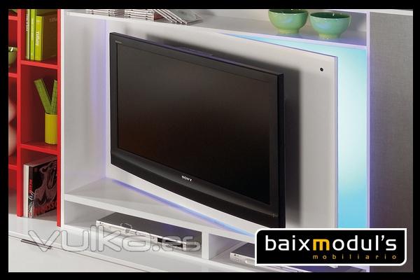 Comedor moderno con bajo TV en blanco y trasera iluminada con leds