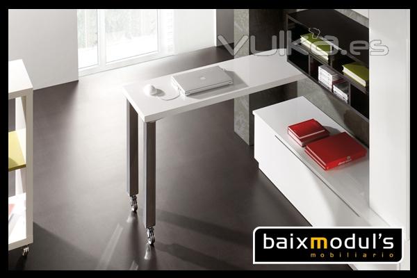 Comedor moderno con mesa extraíble en blanco y patas de aluminio