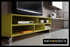 Comedor moderno con bajo tv con ruedas y en color verde