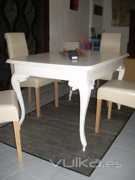 Mesa de comedor original, lacada en blanco.