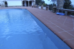 Coronamiento piscina rojo no resvala