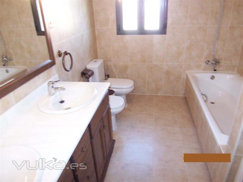 CUARTO DE BAÑO CON MUEBLE DE MADERA