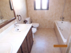 Cuarto de bano con mueble de madera