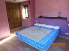 Habitacion principal con terraza, cuarto de bano y vestidor